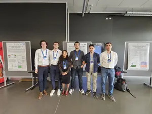 Sechs Personen mit Konferenzausweisen stehen vor drei Forschungspostern mit dem Titel „MSB Football Analysis Hackathon 2024“, die Text, Grafiken und Diagramme enthalten, in einem Seminarraum.